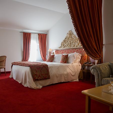 Hotel Villa Condulmer Mogliano Veneto Luaran gambar A suite at the hotel