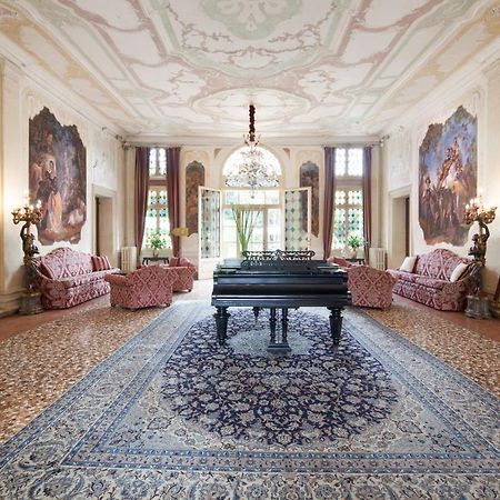 Hotel Villa Condulmer Mogliano Veneto Luaran gambar The interior of the villa