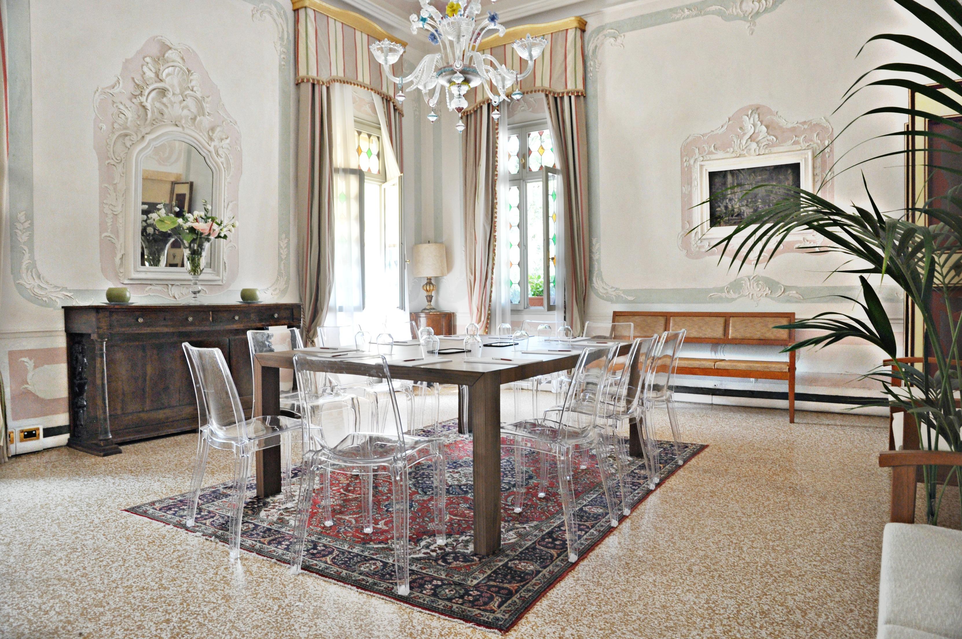 Hotel Villa Condulmer Mogliano Veneto Luaran gambar A dining room with a carpet