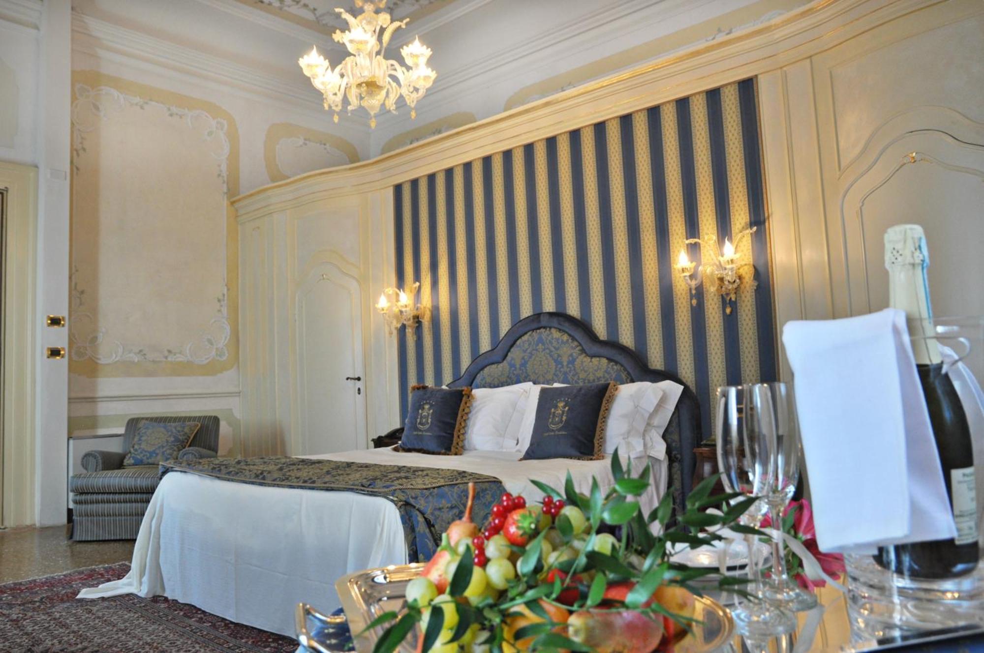 Hotel Villa Condulmer Mogliano Veneto Bilik gambar A suite at the hotel