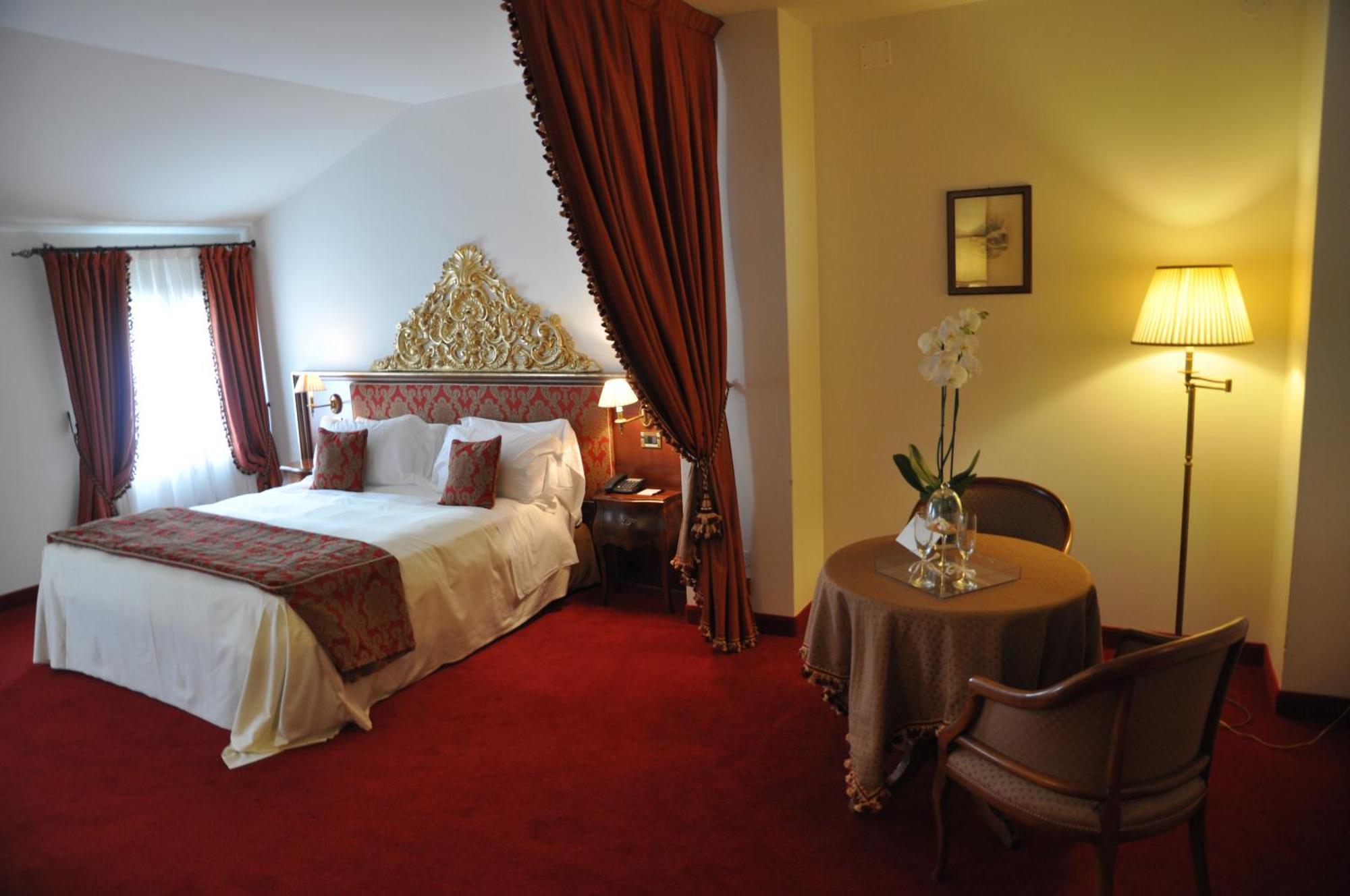 Hotel Villa Condulmer Mogliano Veneto Bilik gambar A room at the hotel