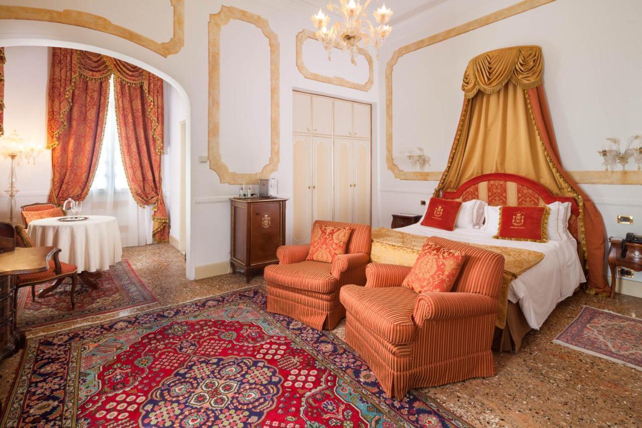 Hotel Villa Condulmer Mogliano Veneto Luaran gambar A room at the hotel