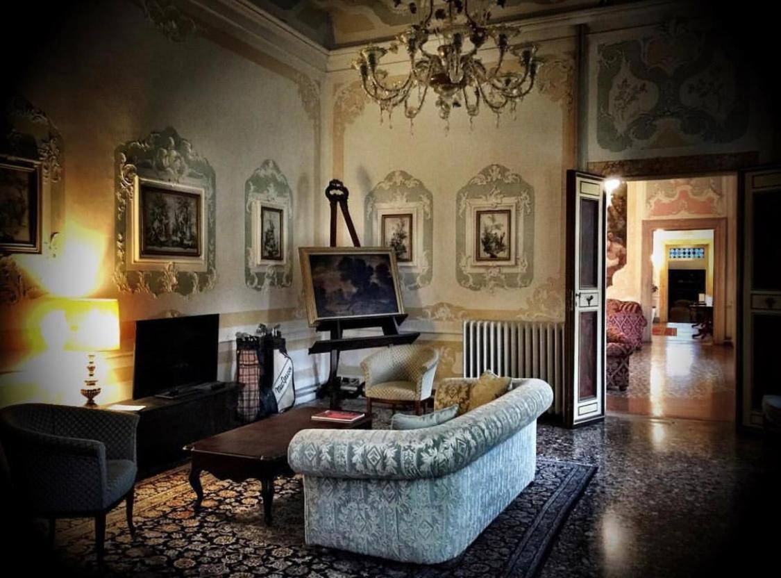 Hotel Villa Condulmer Mogliano Veneto Luaran gambar The interior of the villa