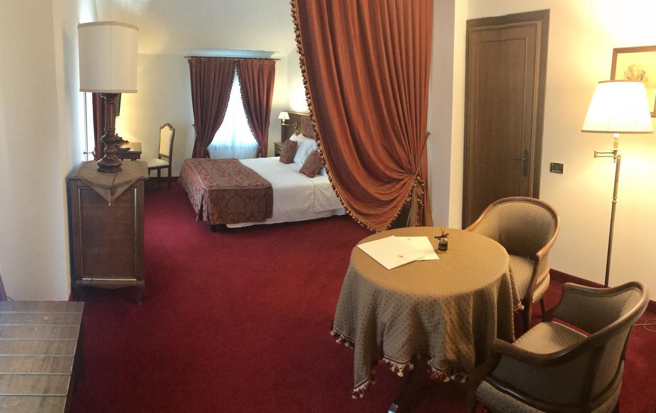 Hotel Villa Condulmer Mogliano Veneto Luaran gambar A room at the hotel