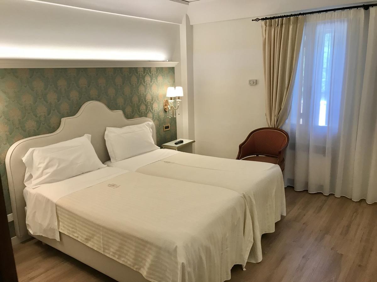 Hotel Villa Condulmer Mogliano Veneto Luaran gambar A room at the hotel