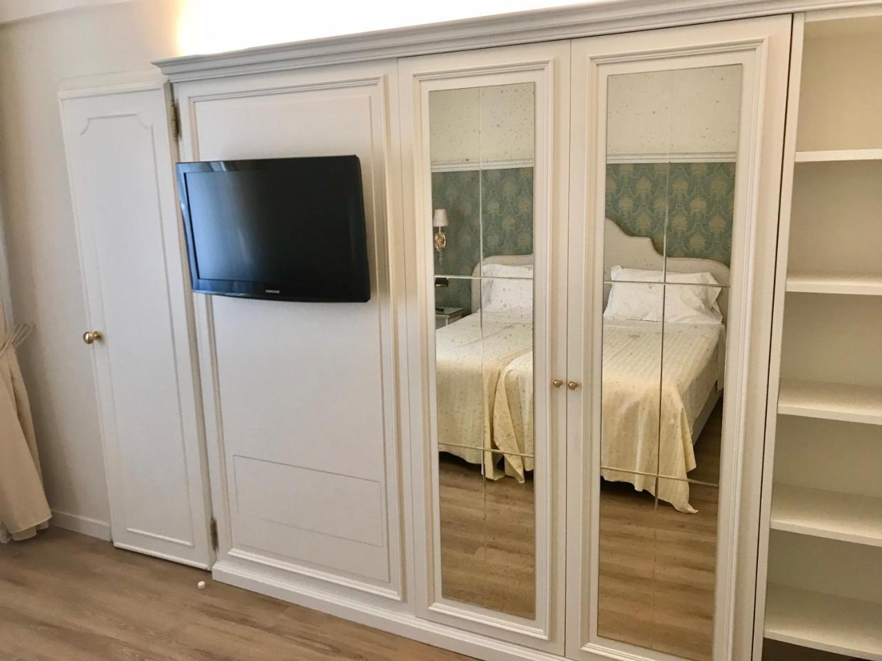 Hotel Villa Condulmer Mogliano Veneto Luaran gambar A mirrored armoire