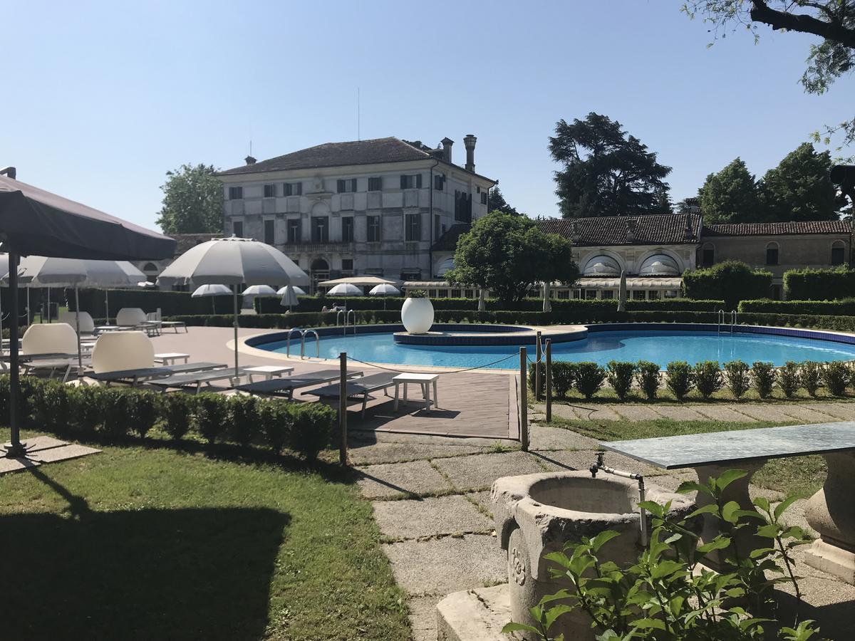 Hotel Villa Condulmer Mogliano Veneto Luaran gambar The swimming pool at the hotel