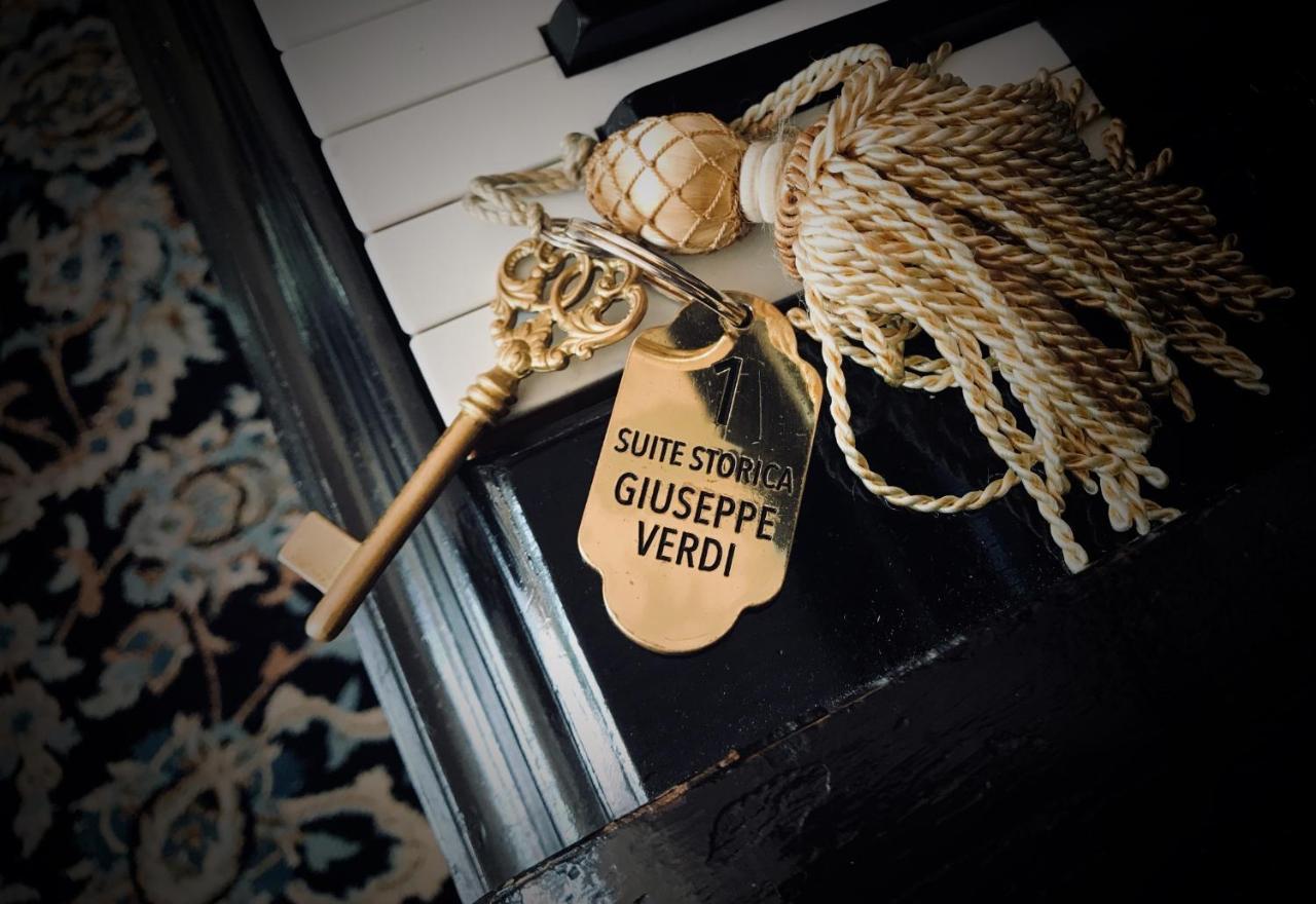 Hotel Villa Condulmer Mogliano Veneto Luaran gambar The key to the suite of Giuseppe Verdi at the Hotel de l'Europe