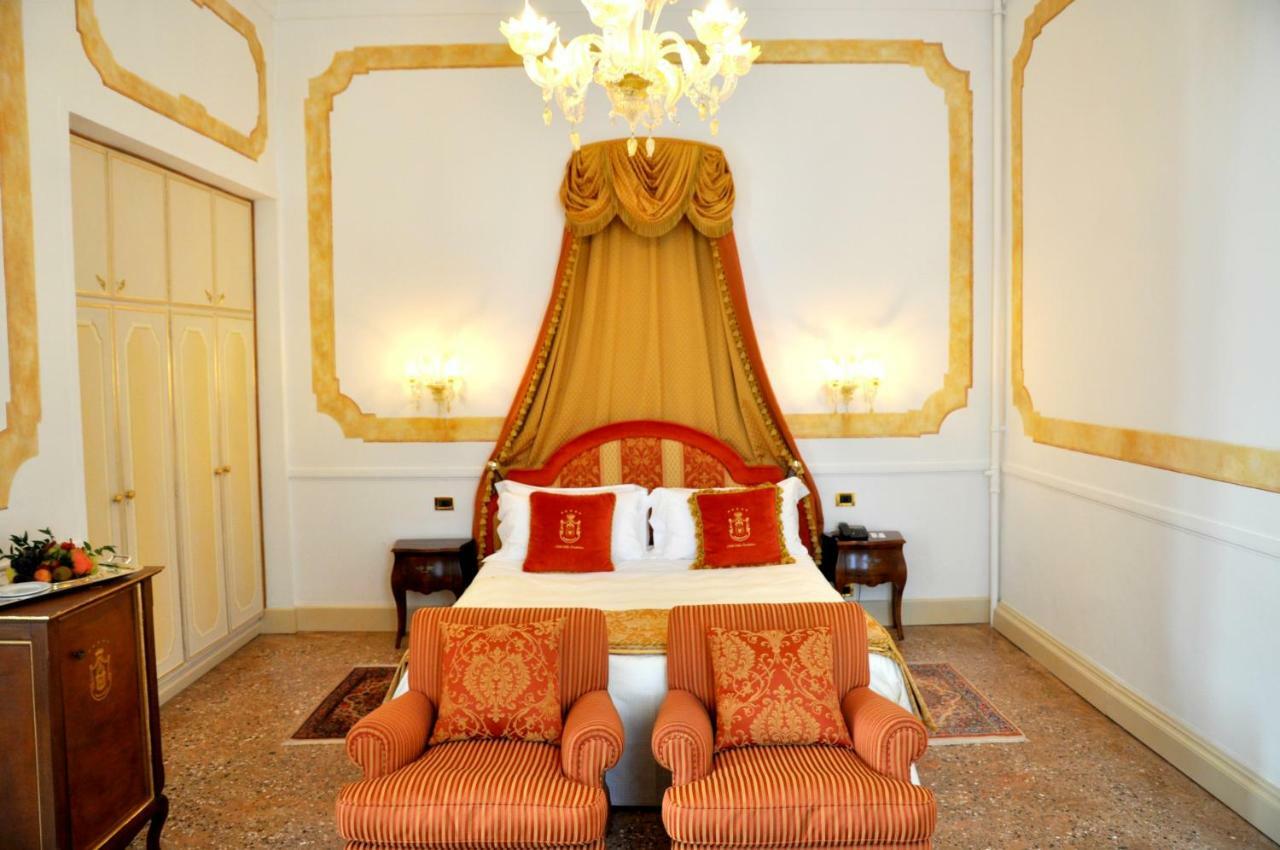 Hotel Villa Condulmer Mogliano Veneto Luaran gambar A room at the hotel